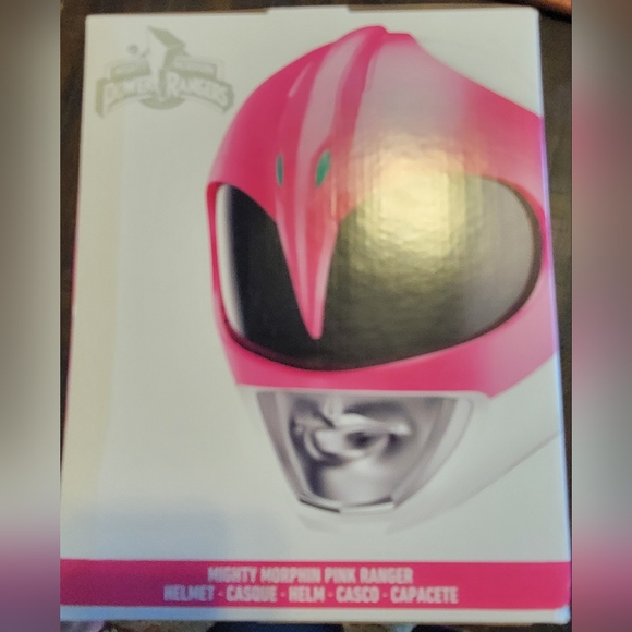 Power Rangers Lightning Collection Premium Replica Helmet with Display Stand - Picture 8 of 9
